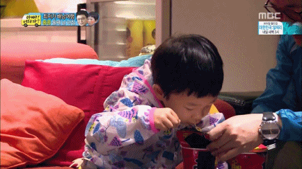 [아빠어디가] 민율이 귀여운 손.jpggif | 인스티즈