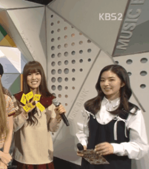 [레드벨벳] 혼자 뮤뱅 출연한 여자친구 유주 챙겨주는 아이린.gif | 인스티즈