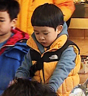 [아빠어디가] 민율이 귀여운 손.jpggif | 인스티즈