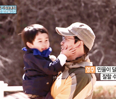 [아빠어디가] 민율이 귀여운 손.jpggif | 인스티즈