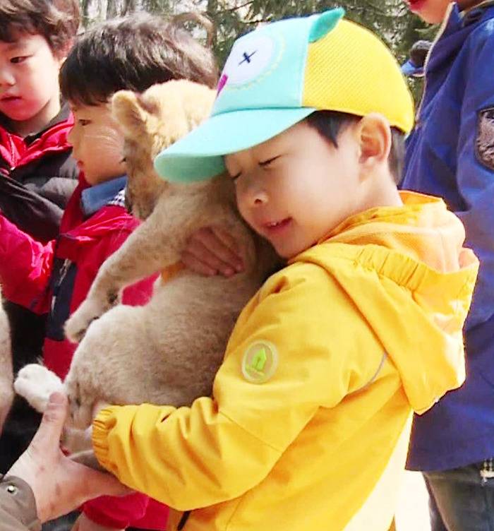 [아빠어디가] 동물이란 동물은 다 좋아하는 것 같은 민율이ㅋㅋ (아기♥동물=힐링) | 인스티즈