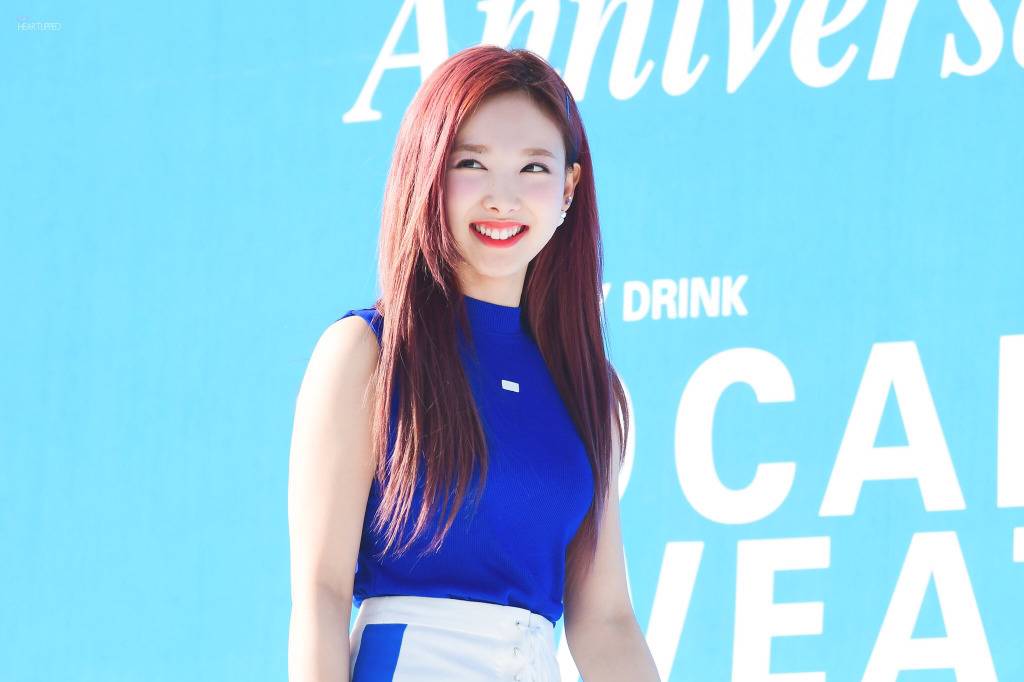 포카리 스웨트로 트둥이🌺꽃 9송이 개화시키는 나연이🐰 | 인스티즈