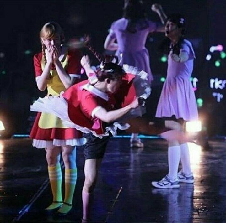 속바지 노출이 심각한 女 아이돌 (feat. 갓세븐) | 인스티즈