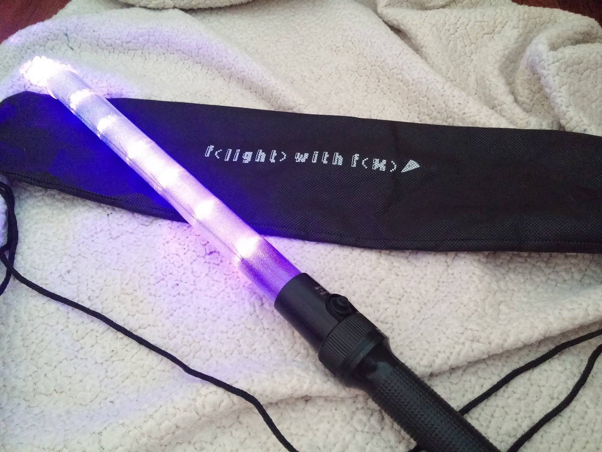 일반 응원봉의 10배 발광력을 자랑하는 아이돌 경광봉들.gif | 인스티즈