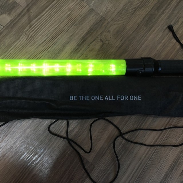 일반 응원봉의 10배 발광력을 자랑하는 아이돌 경광봉들.gif | 인스티즈