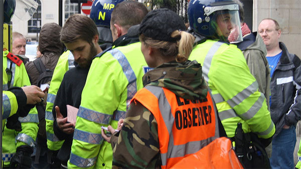 영국에 사는 분이 쓴 영국 경찰이 시위에 대처하는 법 | 인스티즈