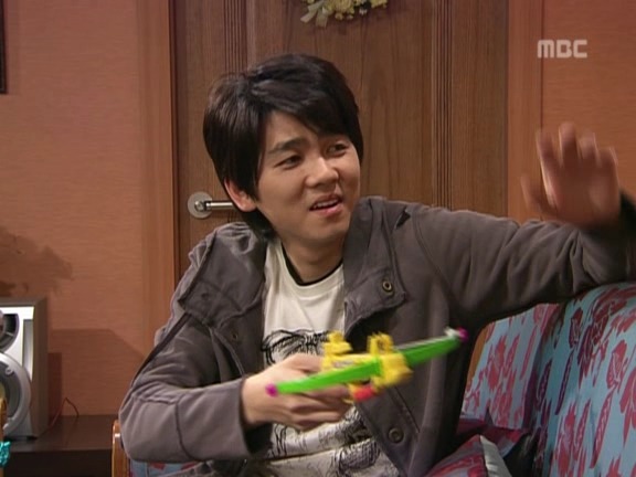 [거침없이하이킥] 장난감으로 싸우는 박해미랑 민용이 ㅋㅋㅋㅋㅋㅋ.jpg | 인스티즈