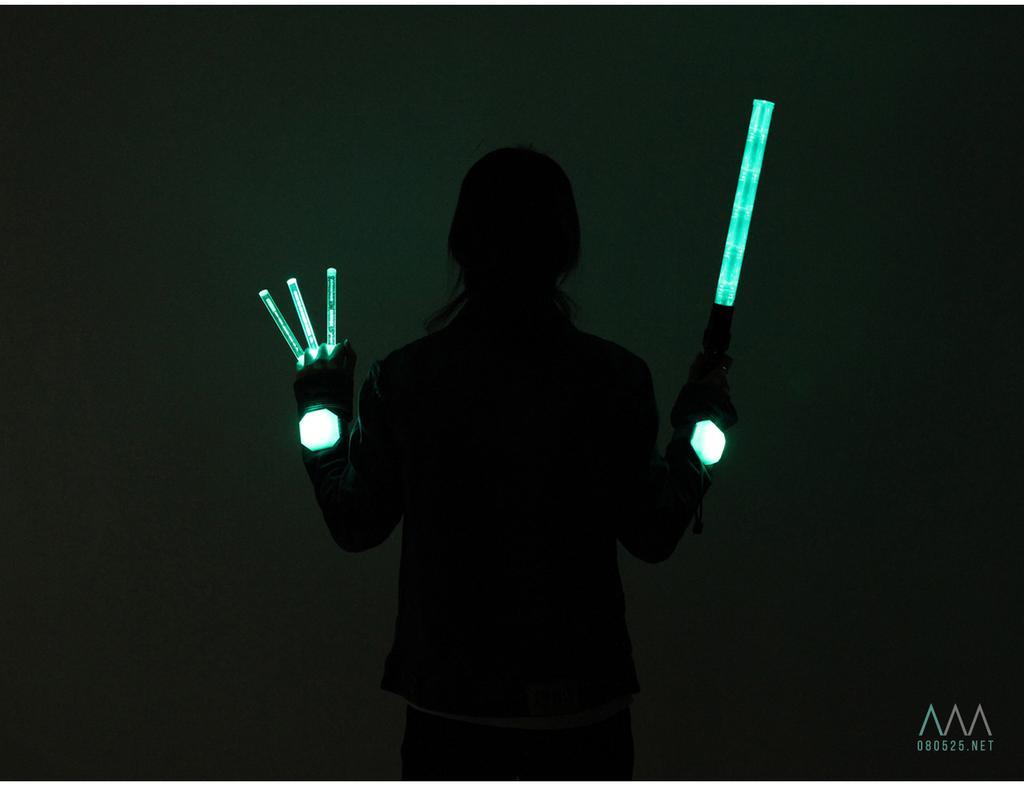 일반 응원봉의 10배 발광력을 자랑하는 아이돌 경광봉들.gif | 인스티즈