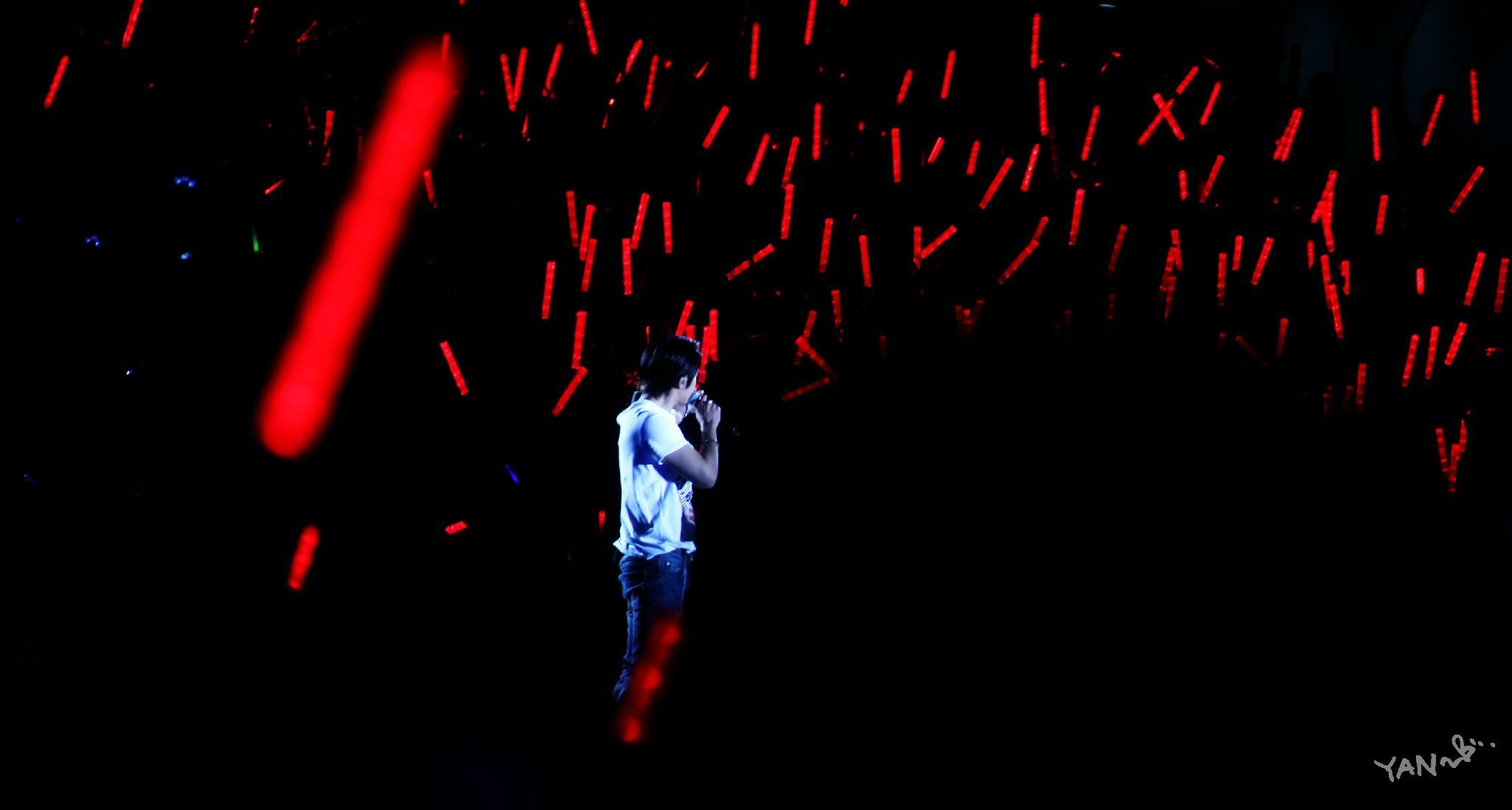 일반 응원봉의 10배 발광력을 자랑하는 아이돌 경광봉들.gif | 인스티즈