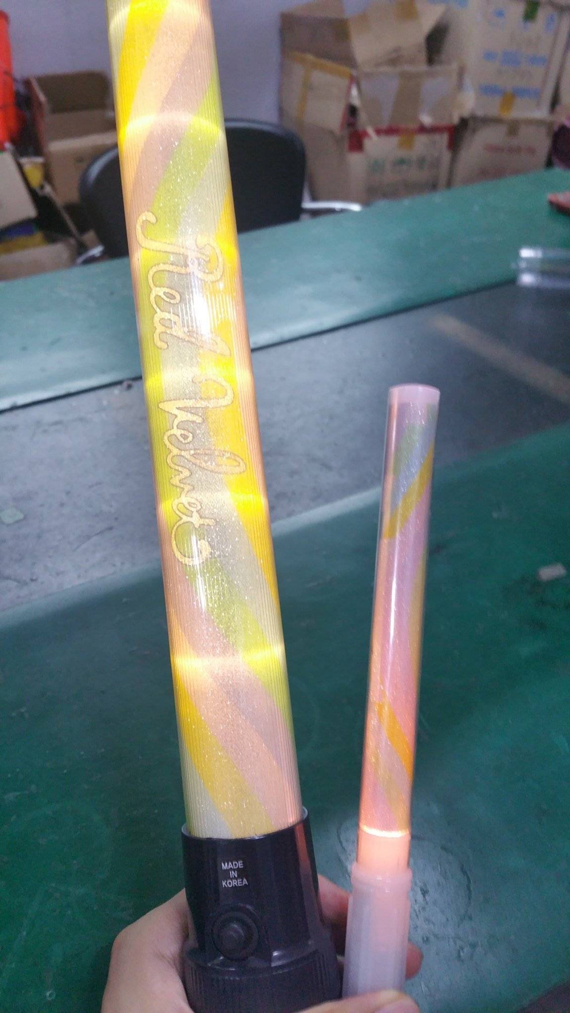 일반 응원봉의 10배 발광력을 자랑하는 아이돌 경광봉들.gif | 인스티즈