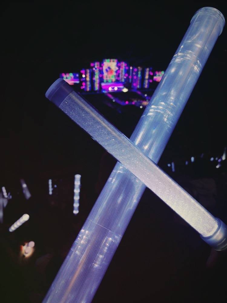 일반 응원봉의 10배 발광력을 자랑하는 아이돌 경광봉들.gif | 인스티즈