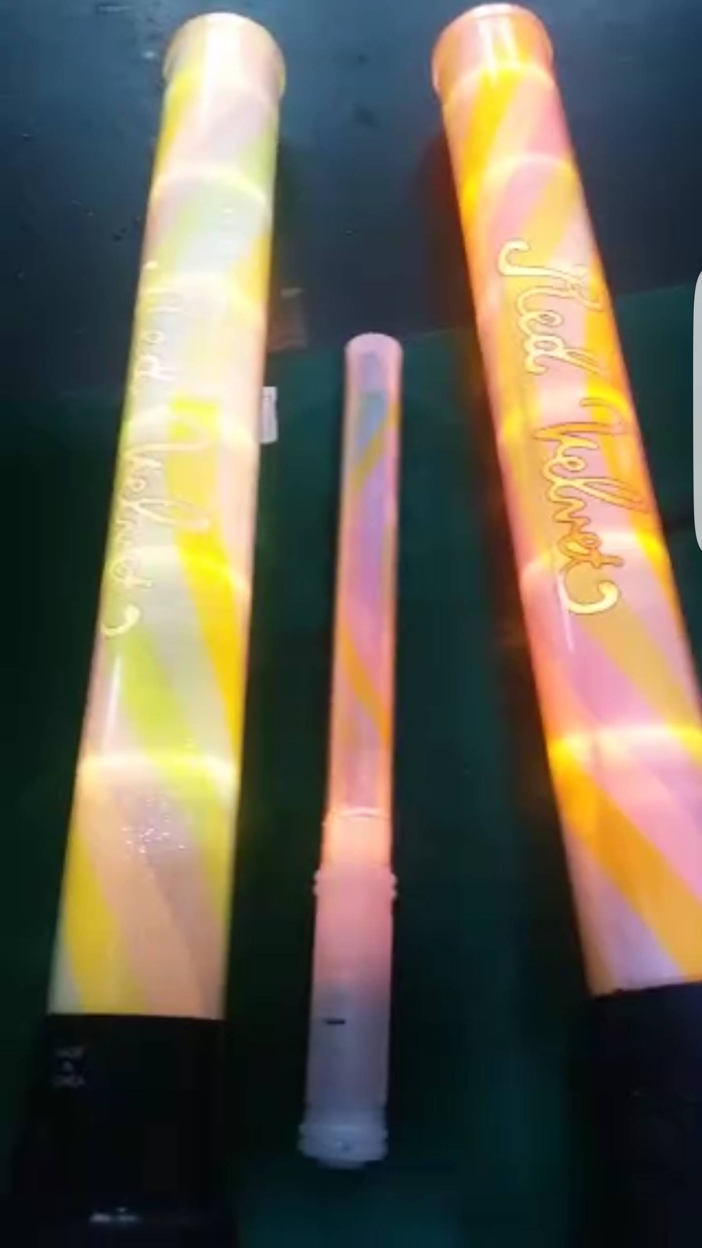 일반 응원봉의 10배 발광력을 자랑하는 아이돌 경광봉들.gif | 인스티즈