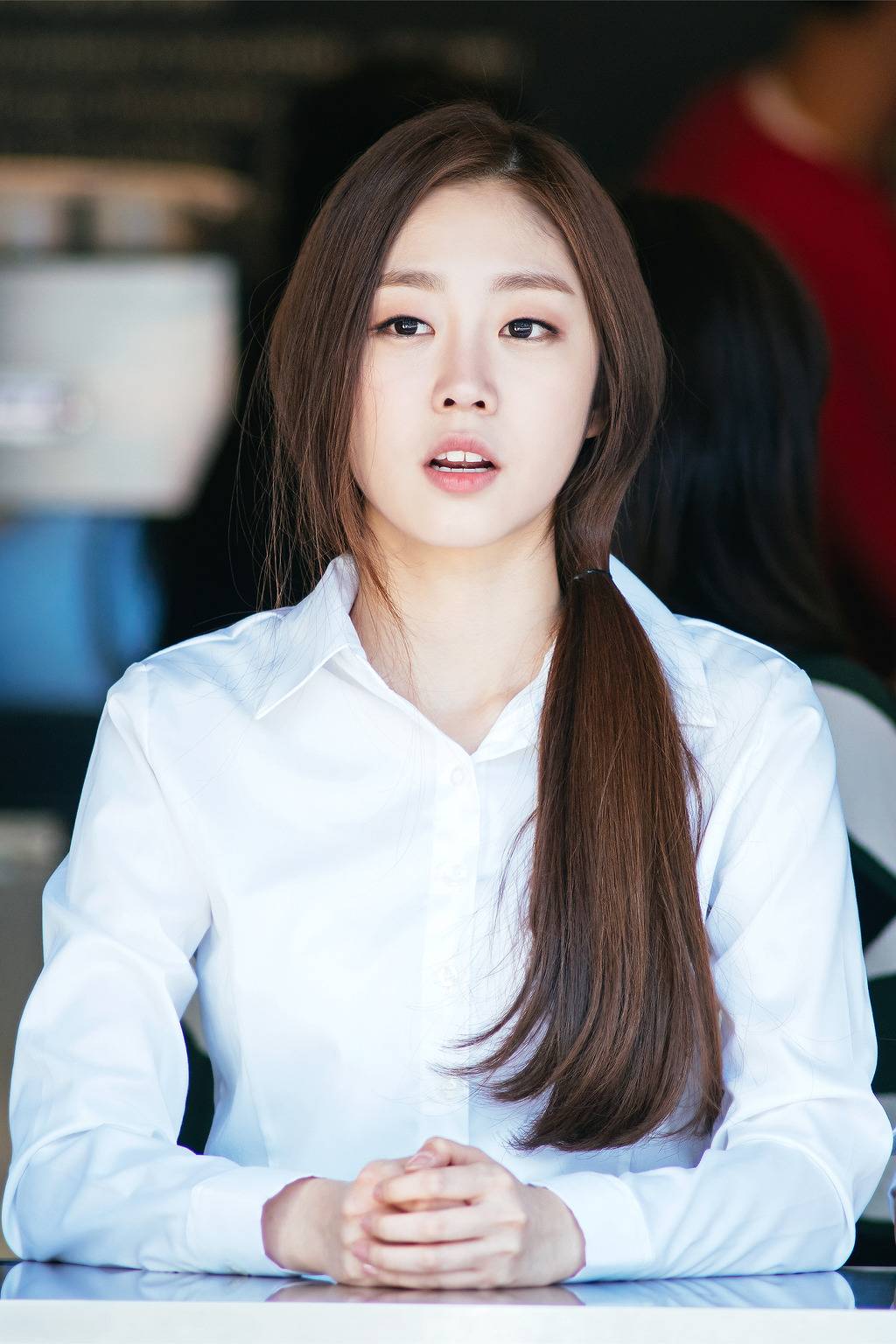 동네 카페에서 흔하게 볼 수 있는 알바녀.jpg | 인스티즈