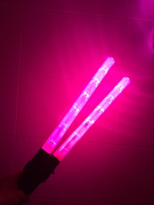 일반 응원봉의 10배 발광력을 자랑하는 아이돌 경광봉들.gif | 인스티즈