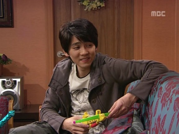 [거침없이하이킥] 장난감으로 싸우는 박해미랑 민용이 ㅋㅋㅋㅋㅋㅋ.jpg | 인스티즈