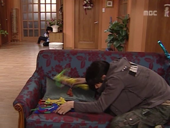 [거침없이하이킥] 장난감으로 싸우는 박해미랑 민용이 ㅋㅋㅋㅋㅋㅋ.jpg | 인스티즈