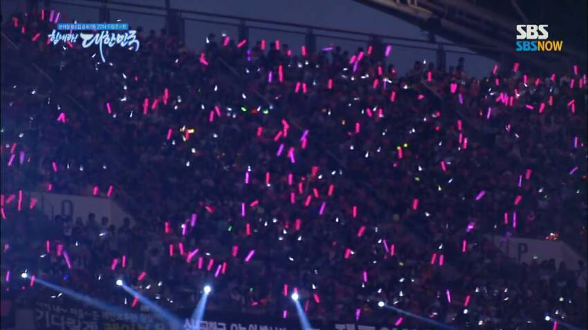 일반 응원봉의 10배 발광력을 자랑하는 아이돌 경광봉들.gif | 인스티즈