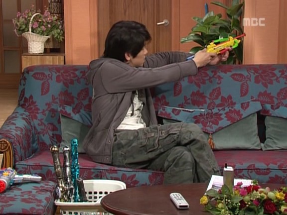 [거침없이하이킥] 장난감으로 싸우는 박해미랑 민용이 ㅋㅋㅋㅋㅋㅋ.jpg | 인스티즈