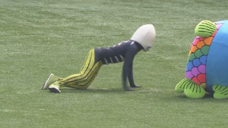 마스코트 인형탈이 달리다 넘어지면...jpg | 인스티즈