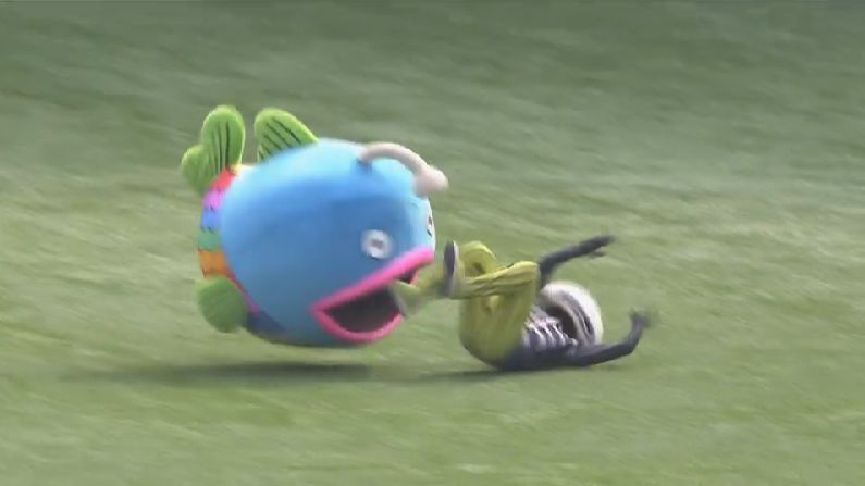 마스코트 인형탈이 달리다 넘어지면...jpg | 인스티즈