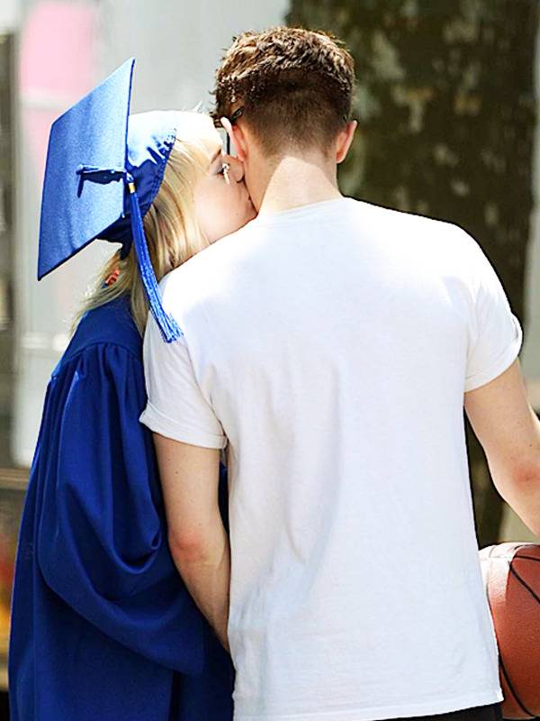 매번 사진 찍힐때마다 키스 사진 있는 커플 (부들주의) | 인스티즈