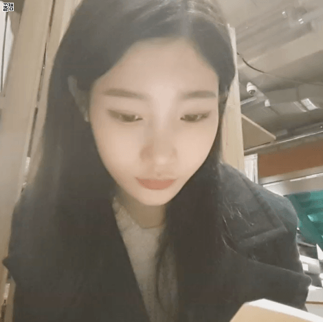 현시각 도서관 놀러온 정채연.gif | 인스티즈