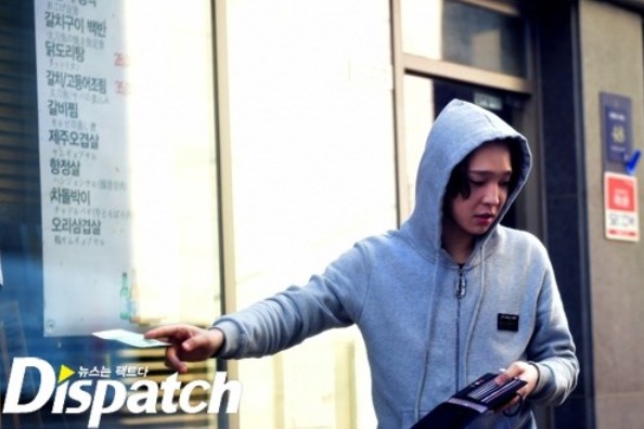 의외로 꽤 있는 사람들의 지폐나 카드 건네는 방법 | 인스티즈