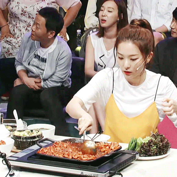 맨날 흘리고 먹는 슬기.gif | 인스티즈