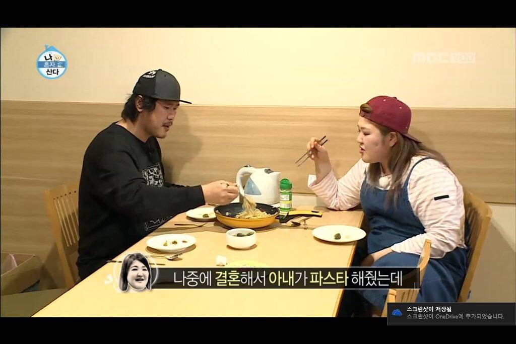 [나혼자산다] 김동완이 파스타에 스테이크 만들어주고 있는데 육중완 반응 | 인스티즈