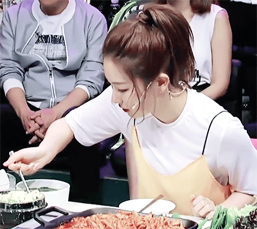 맨날 흘리고 먹는 슬기.gif | 인스티즈