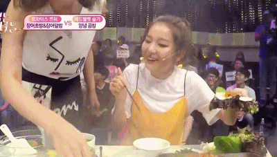 맨날 흘리고 먹는 슬기.gif | 인스티즈