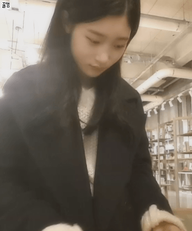 현시각 도서관 놀러온 정채연.gif | 인스티즈