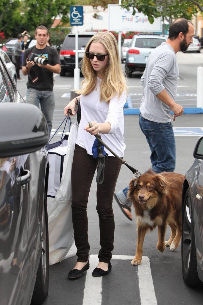 [아만다사이프리드] 아만다 사이프리드의 심플한 사복 스타일.jpg | 인스티즈