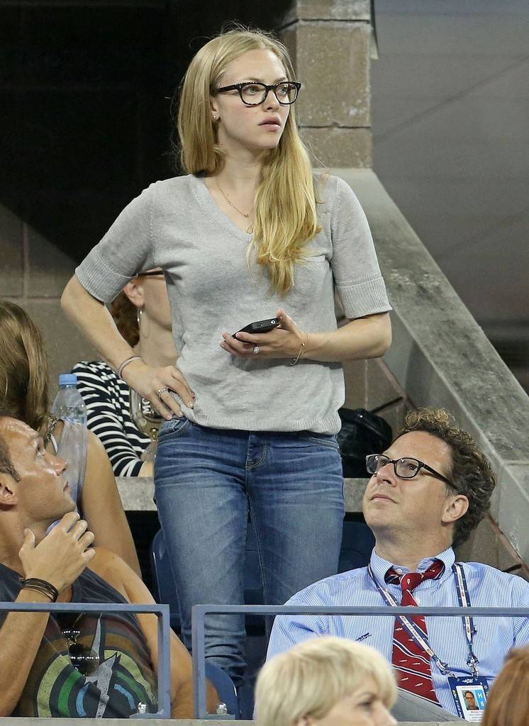 [아만다사이프리드] 아만다 사이프리드의 심플한 사복 스타일.jpg | 인스티즈