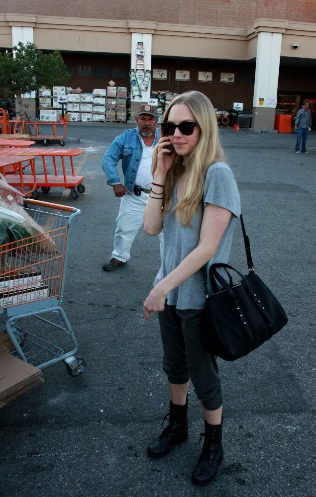 [아만다사이프리드] 아만다 사이프리드의 심플한 사복 스타일.jpg | 인스티즈