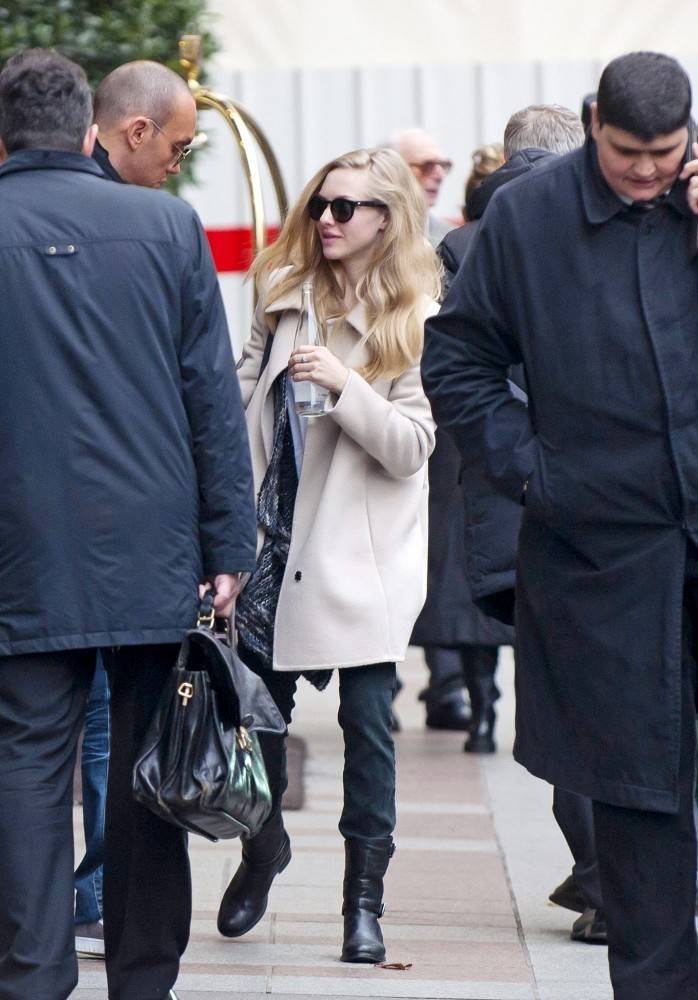 [아만다사이프리드] 아만다 사이프리드의 심플한 사복 스타일.jpg | 인스티즈