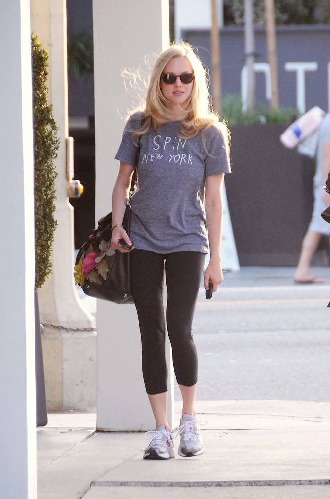 [아만다사이프리드] 아만다 사이프리드의 심플한 사복 스타일.jpg | 인스티즈