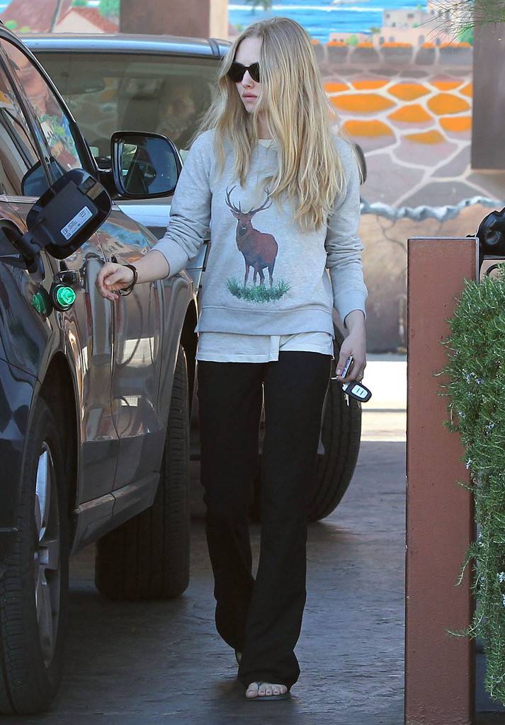 [아만다사이프리드] 아만다 사이프리드의 심플한 사복 스타일.jpg | 인스티즈