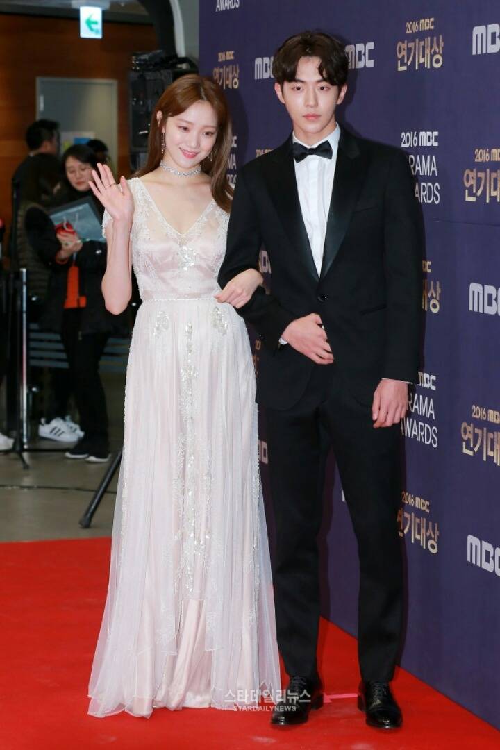 오늘자 mbc 연기대상 레드카펫 이성경 남주혁ㄷㄷㄷ | 인스티즈