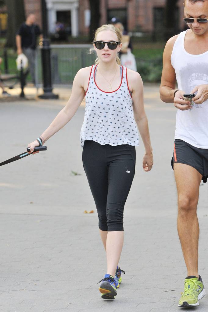 [아만다사이프리드] 아만다 사이프리드의 심플한 사복 스타일.jpg | 인스티즈