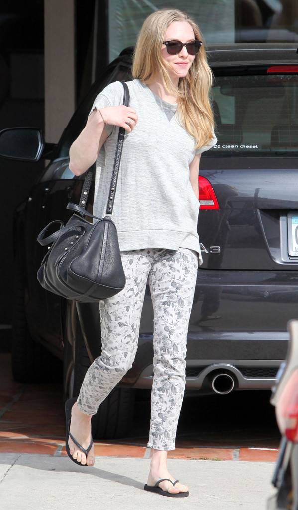 [아만다사이프리드] 아만다 사이프리드의 심플한 사복 스타일.jpg | 인스티즈