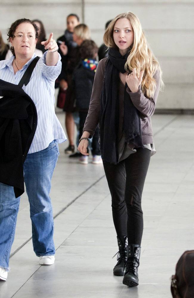 [아만다사이프리드] 아만다 사이프리드의 심플한 사복 스타일.jpg | 인스티즈