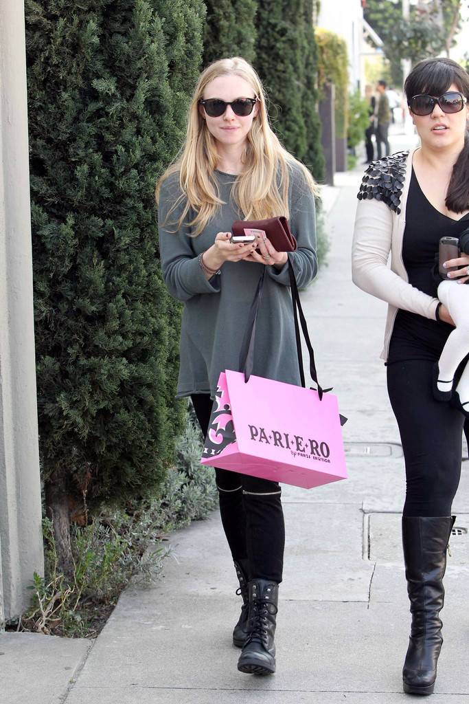 [아만다사이프리드] 아만다 사이프리드의 심플한 사복 스타일.jpg | 인스티즈