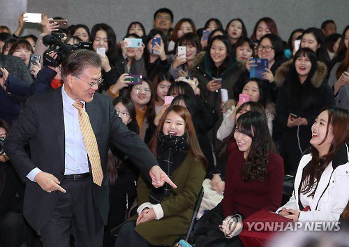 맥북과 아이폰에 문재인 사인받는 숙대학생들.jpg | 인스티즈