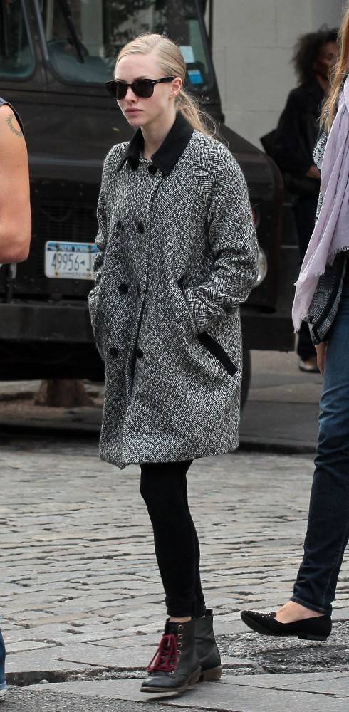 [아만다사이프리드] 아만다 사이프리드의 심플한 사복 스타일.jpg | 인스티즈