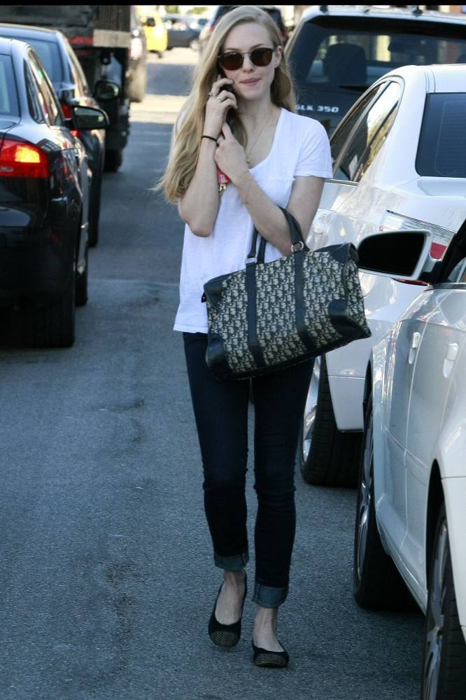 [아만다사이프리드] 아만다 사이프리드의 심플한 사복 스타일.jpg | 인스티즈