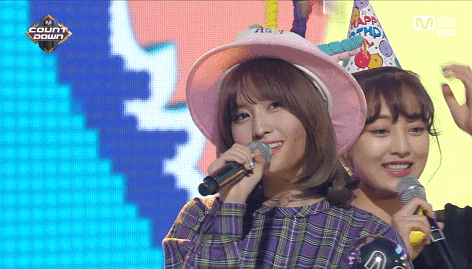 다현이에게 뽀뽀 받으려고 입술을 내미는 모모.gif | 인스티즈