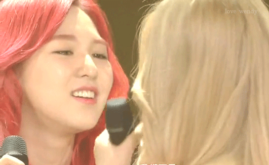 우는 예리 달래주는 웬디.gif | 인스티즈