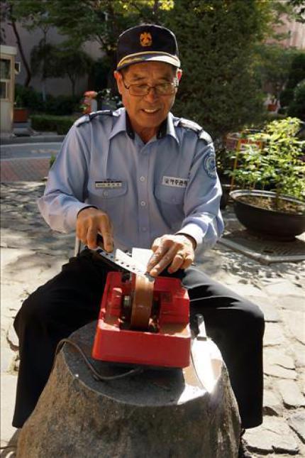 칼 3천 자루 갈아준 경비원에 주민들이 스쿠터 선물 | 인스티즈