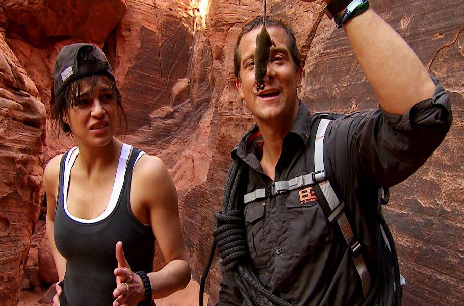 배우 제이크 질렌할에게 드립치는 베어그릴스.gif | 인스티즈